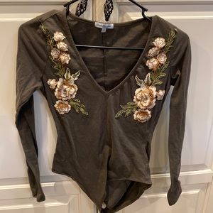 Embroidered body seat dark army green